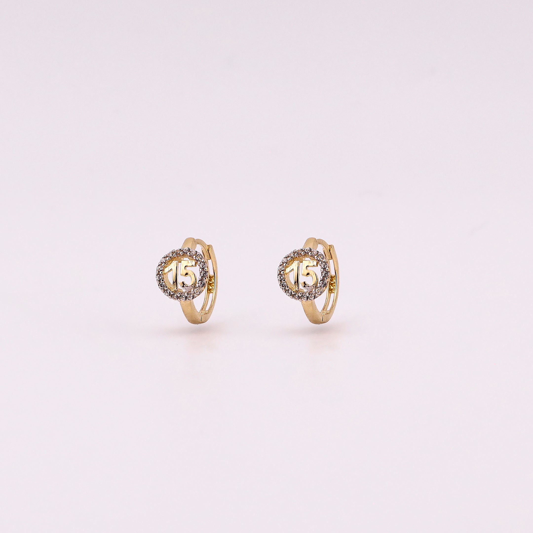 Aretes Huggies XV´s Años en Oro de 14K