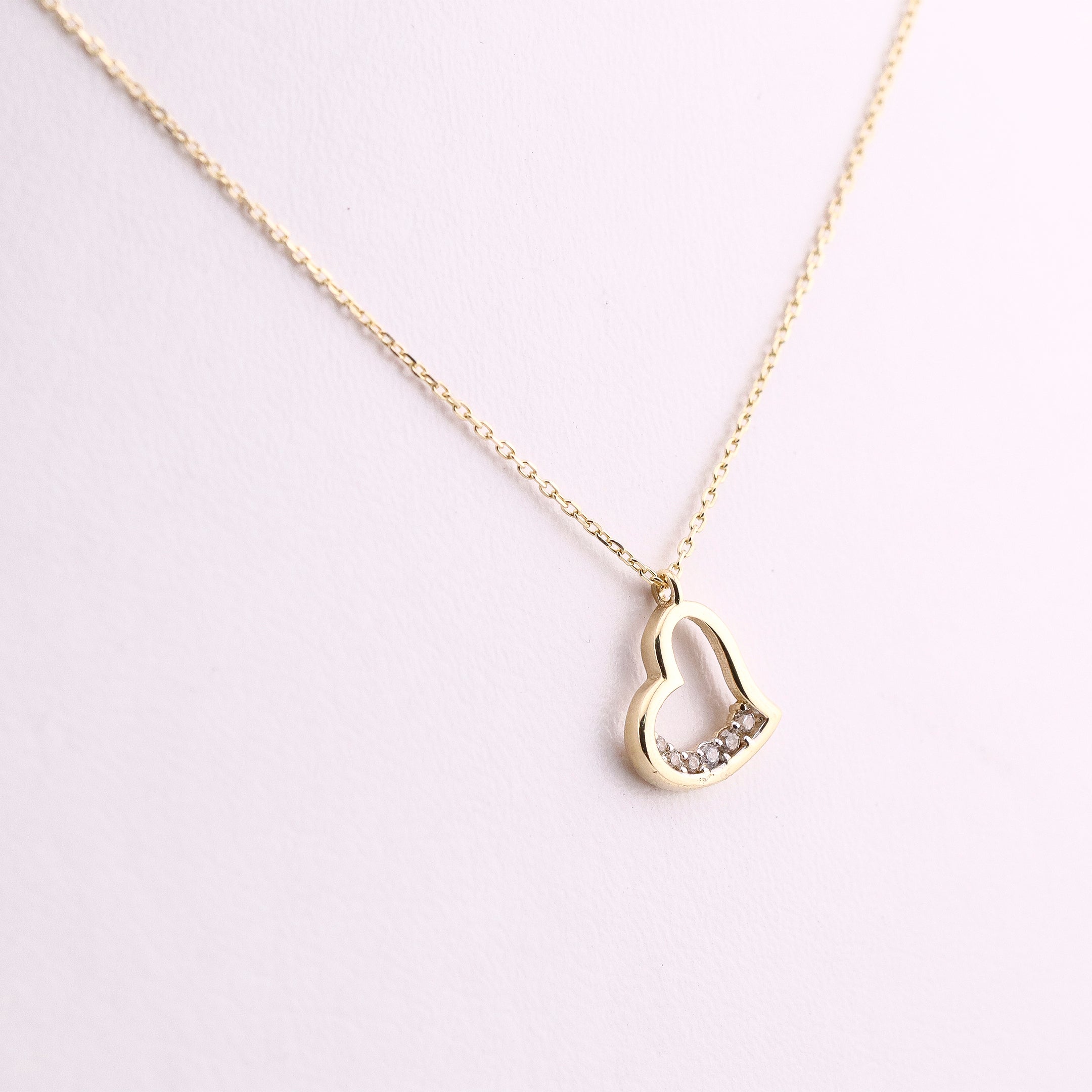 Gargantilla de Oro Dije de Corazón con Piedras Blancas de 14K