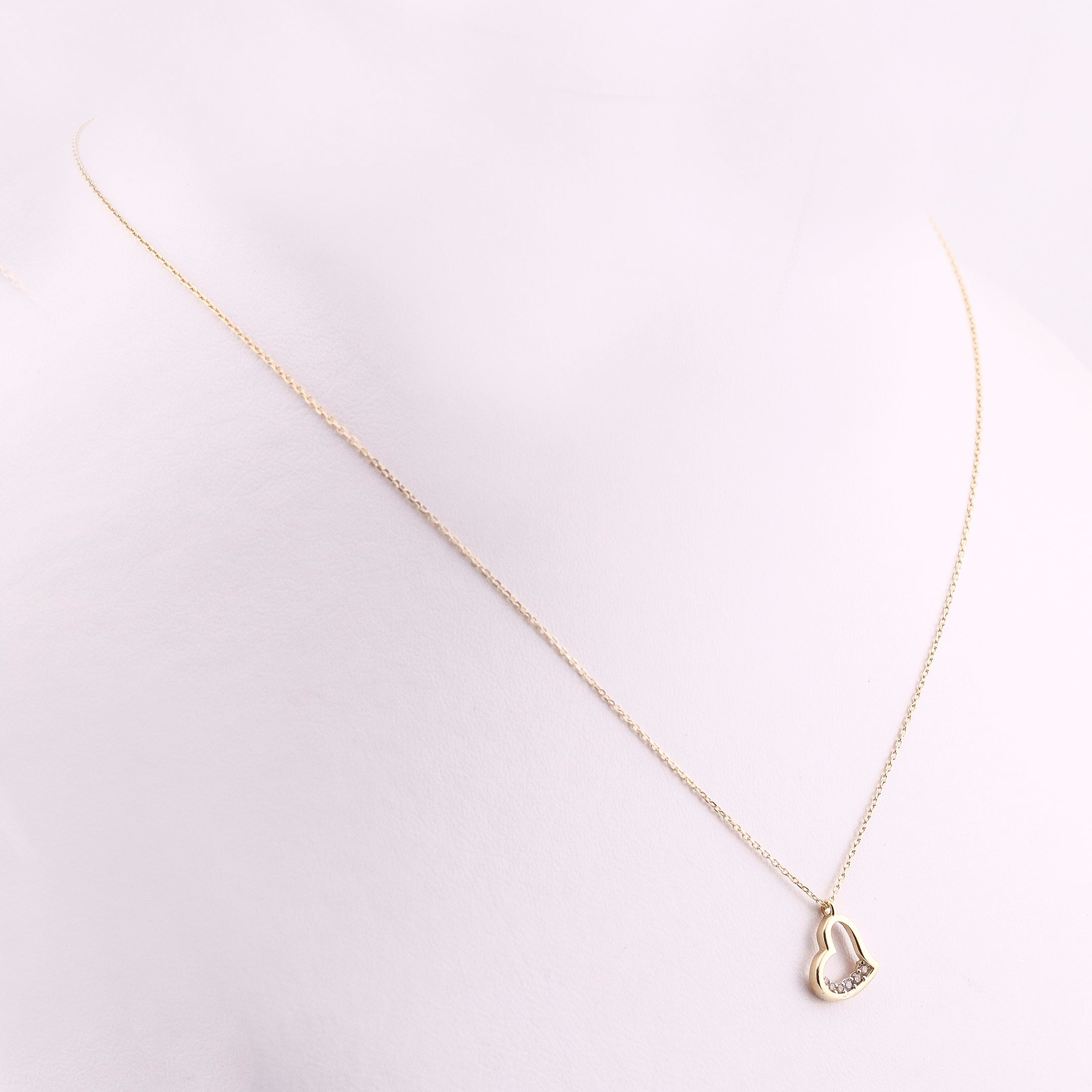 Gargantilla de Oro Dije de Corazón con Piedras Blancas de 14K