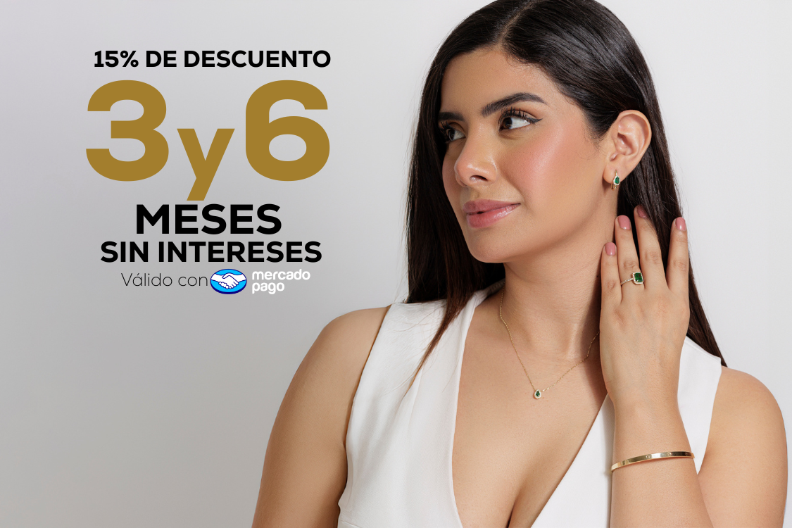 Mujer luciendo elegante joyería con piedras verdes, junto al texto promocional '¡Sorpréndela! 3 meses sin intereses válido con Mercado Pago', perfecto para el Día de la Madre 2025.
